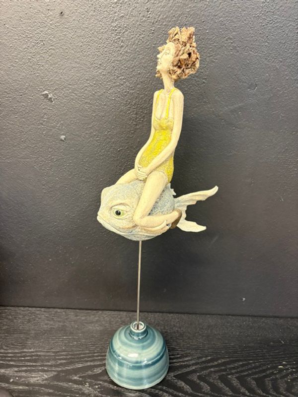 Keramikk dame på fisk II 50 cm GV34
