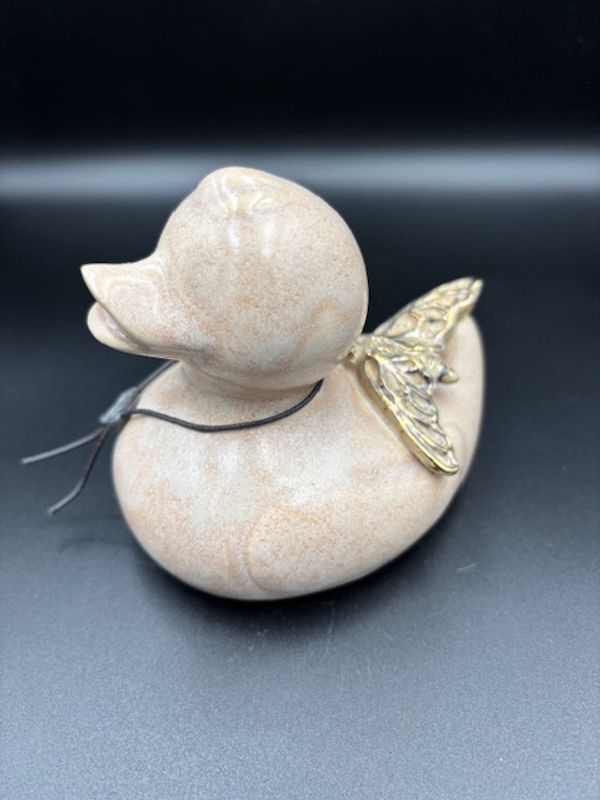 Mother med gull sommerfugl